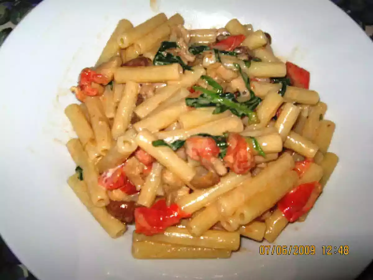 MACCHERONCINI CON FUNGHI PORCINI, POLLO, RUCOLA E POMODORINI E FOTO ... MARINE!
