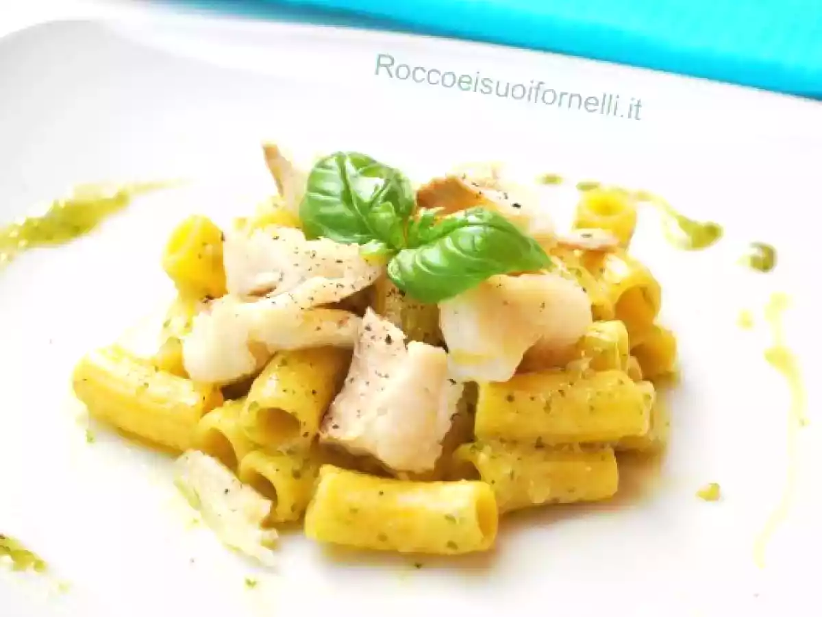 Maccheroncini con pesto e pesce san pietro