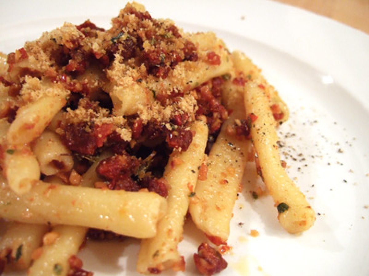 Maccheroncini con pomodori secchi, mandorle e origano