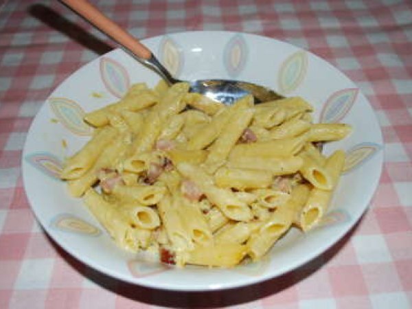 MACCHERONI ALLO SPECK E SALSA DI PORRO