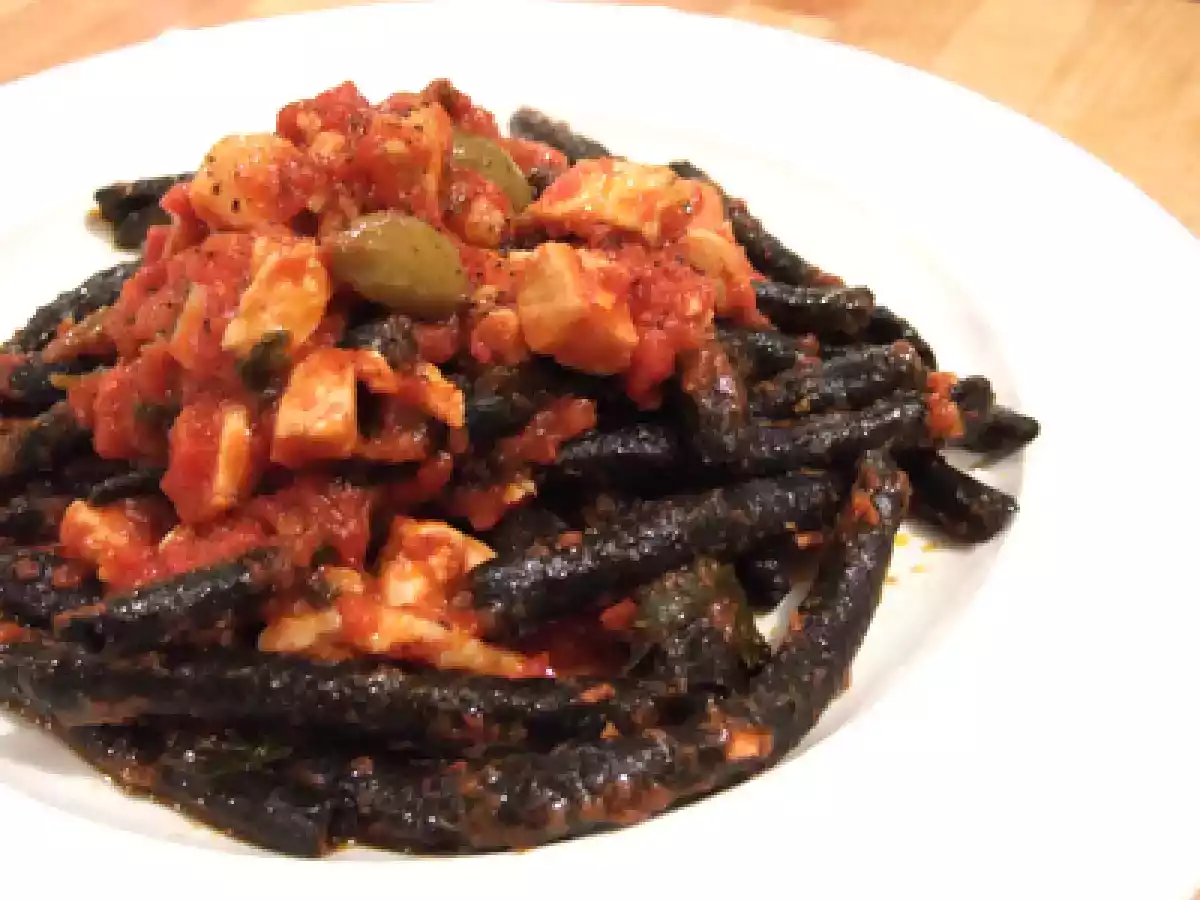 Maccheroni neri con ragù di spada