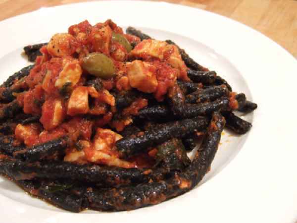 Maccheroni neri con ragù di spada