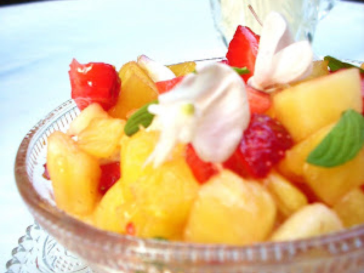 Macedonia ananas e fragole alla menta con salsina allo yogurt