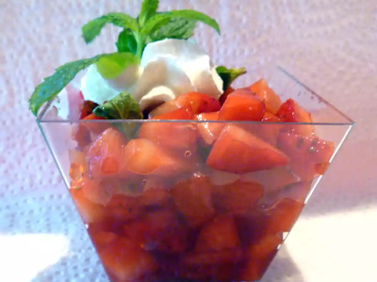 MACEDONIA DI FRAGOLE ALLA MENTA