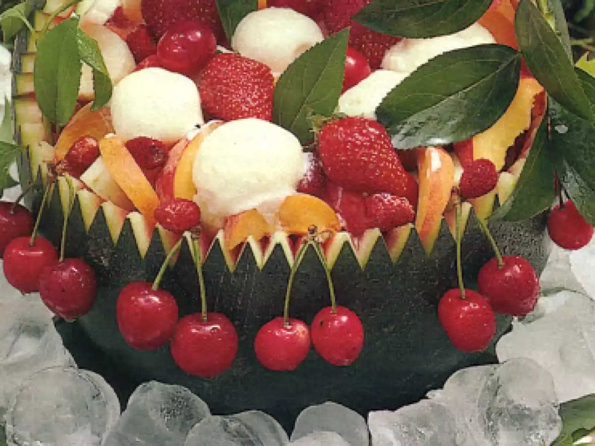 Macedonia e gelato nell'anguria.