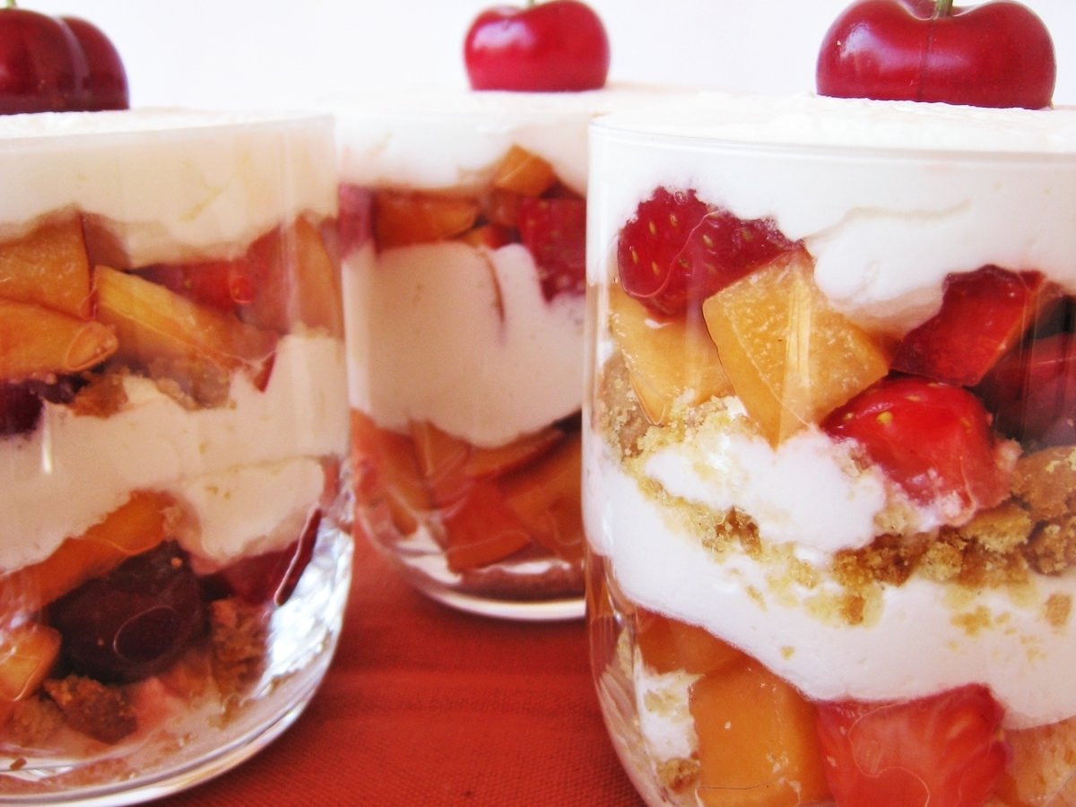 MACEDONIA IN BICCHIERE CON LEMON POSSET