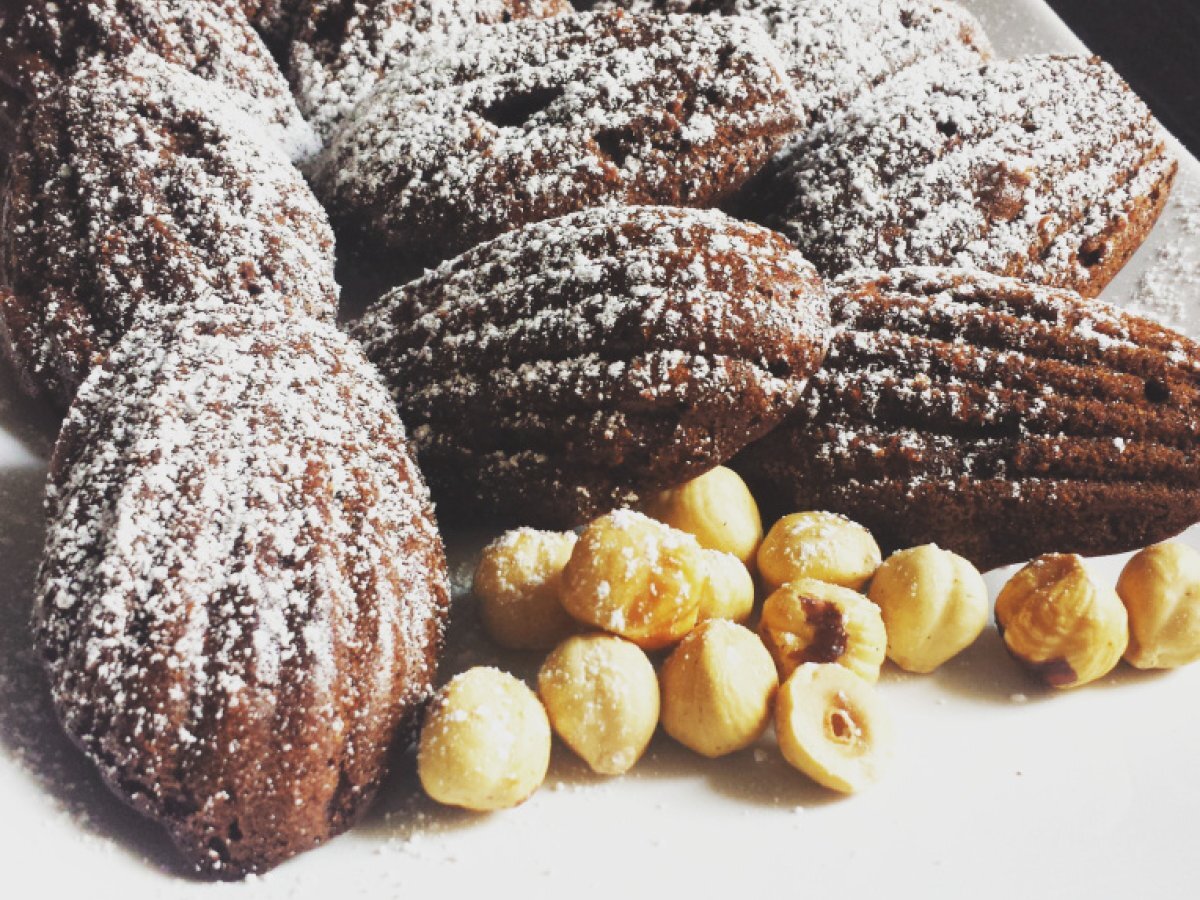 Madeleines senza glutine con cacao e nocciole