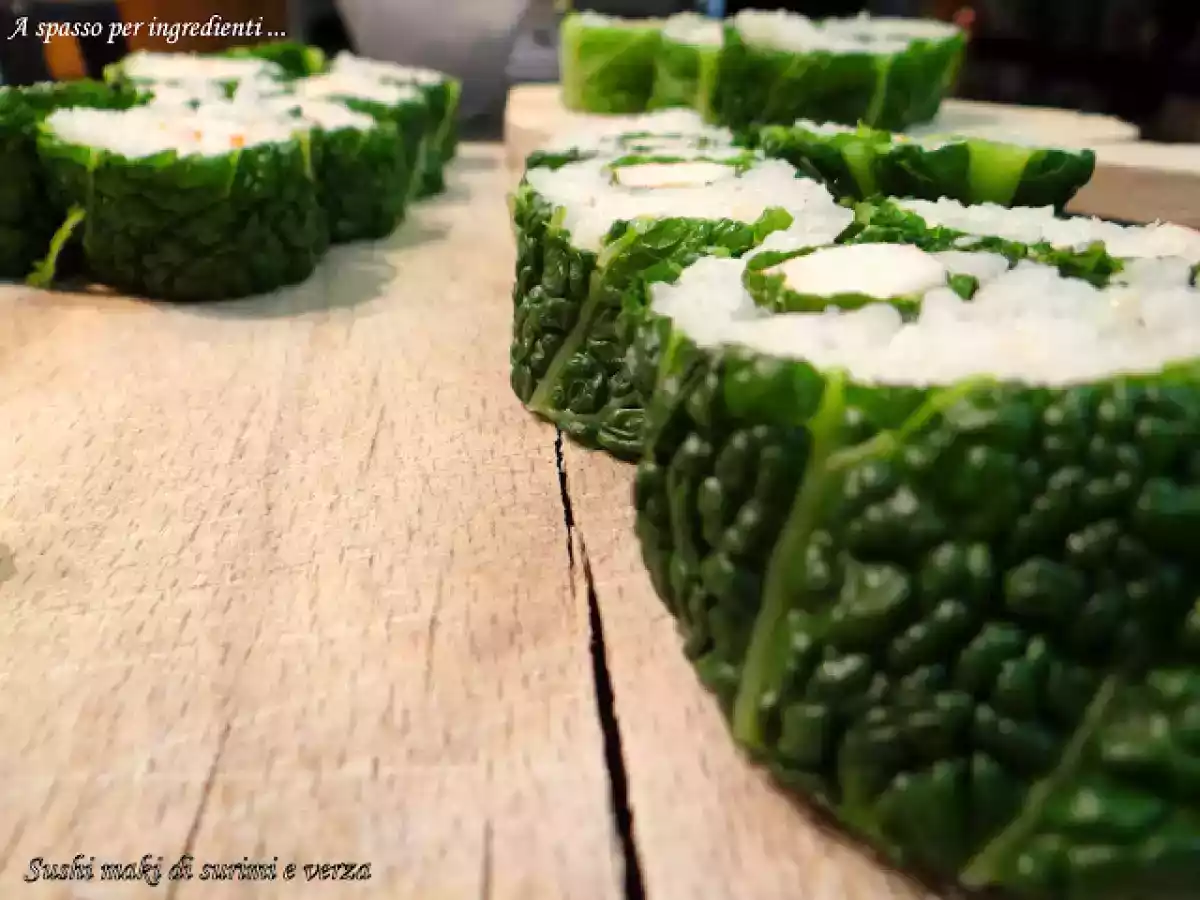 Maki sushi di surimi e verza con salsa agropiccante al miele