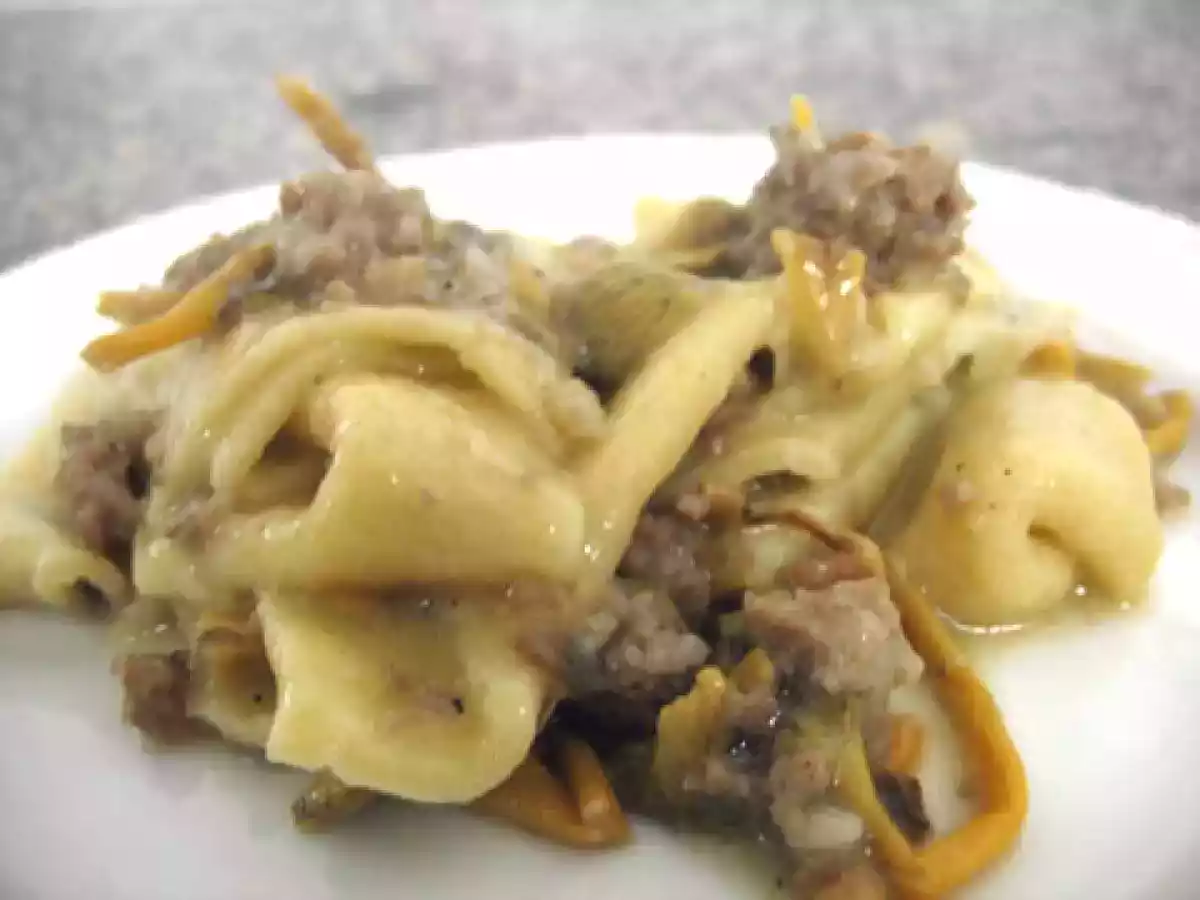 Maltagliati di mais, finferli e salsiccia affumicata