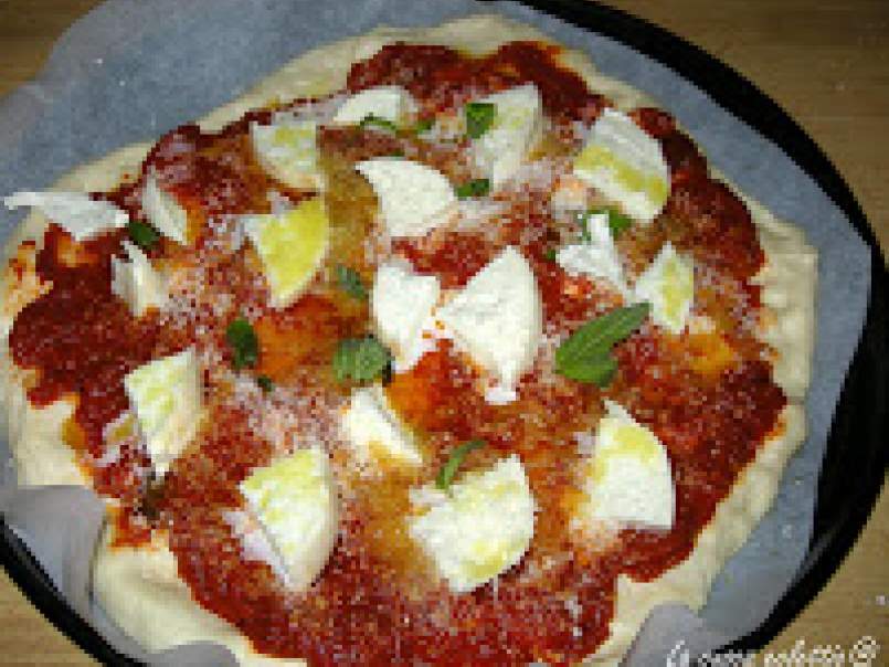 Margherita con provola, e pizza provola, prosciutto e rosmarino