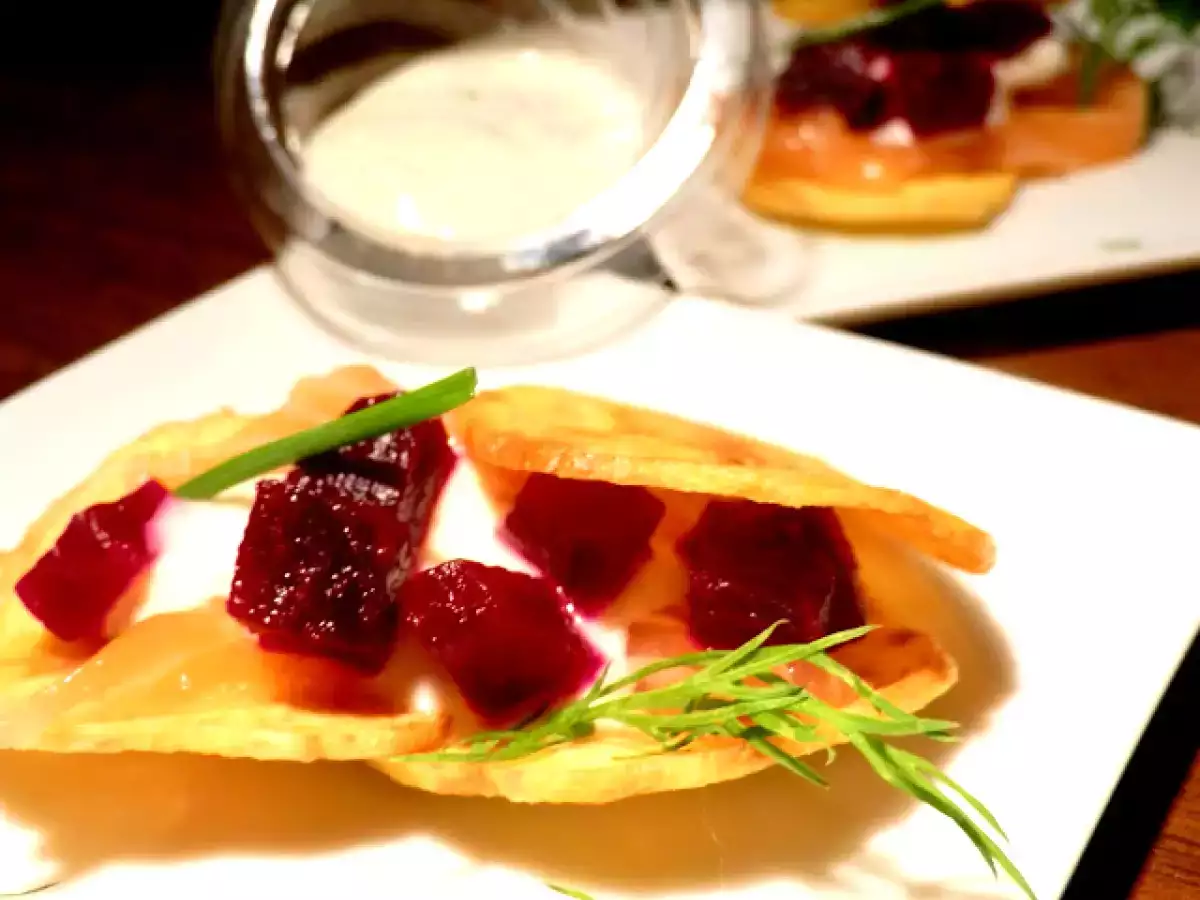 Mariquitas con salmone marinato, panna acida e rapa rossa