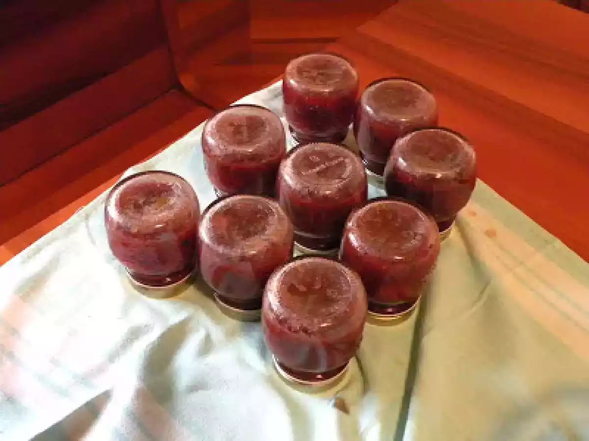 Marmellata alle fragole, basilico e fantasia di pepe