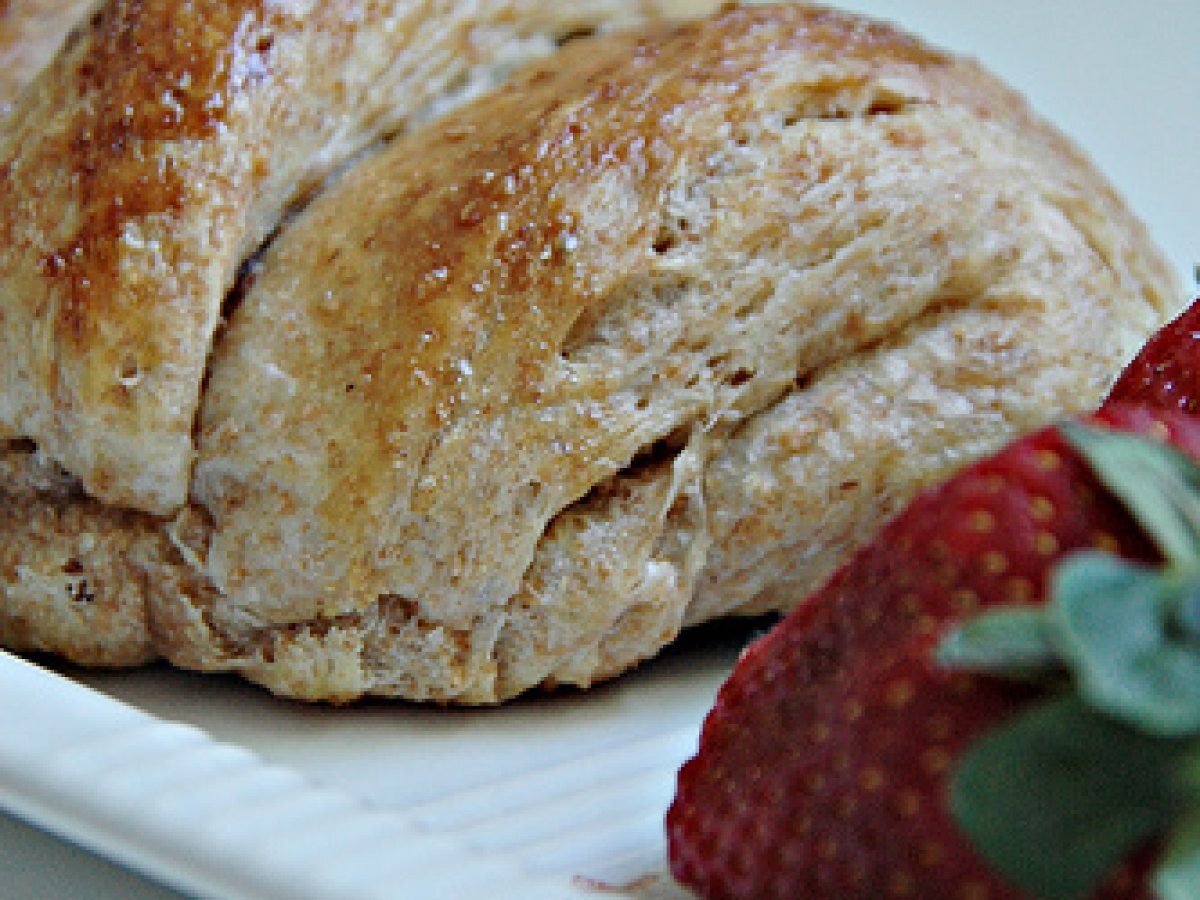 Marmellata di fragole e rosmarino e cornetti integrali al miele.