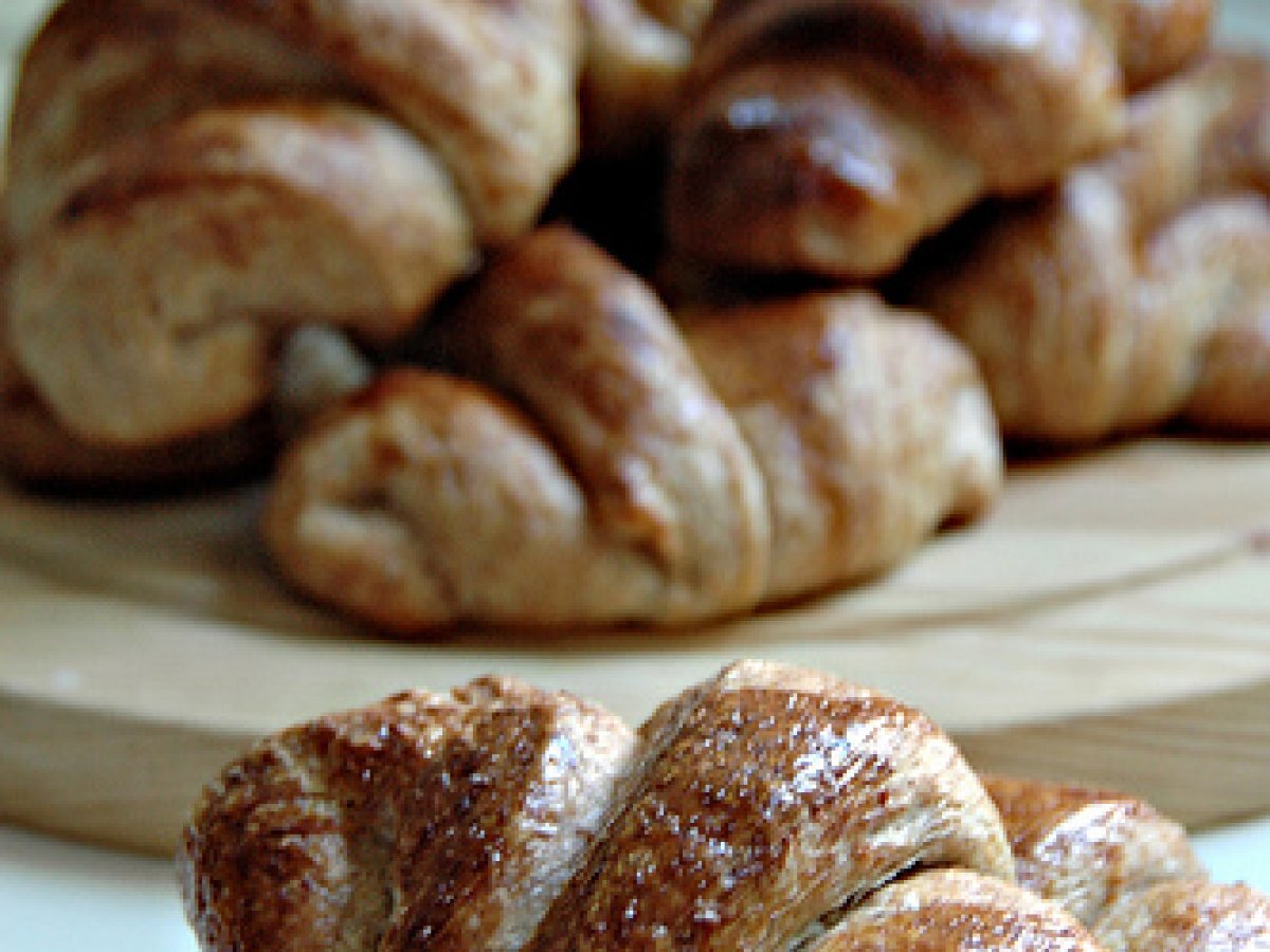 Marmellata di fragole e rosmarino e cornetti integrali al miele. - foto 2