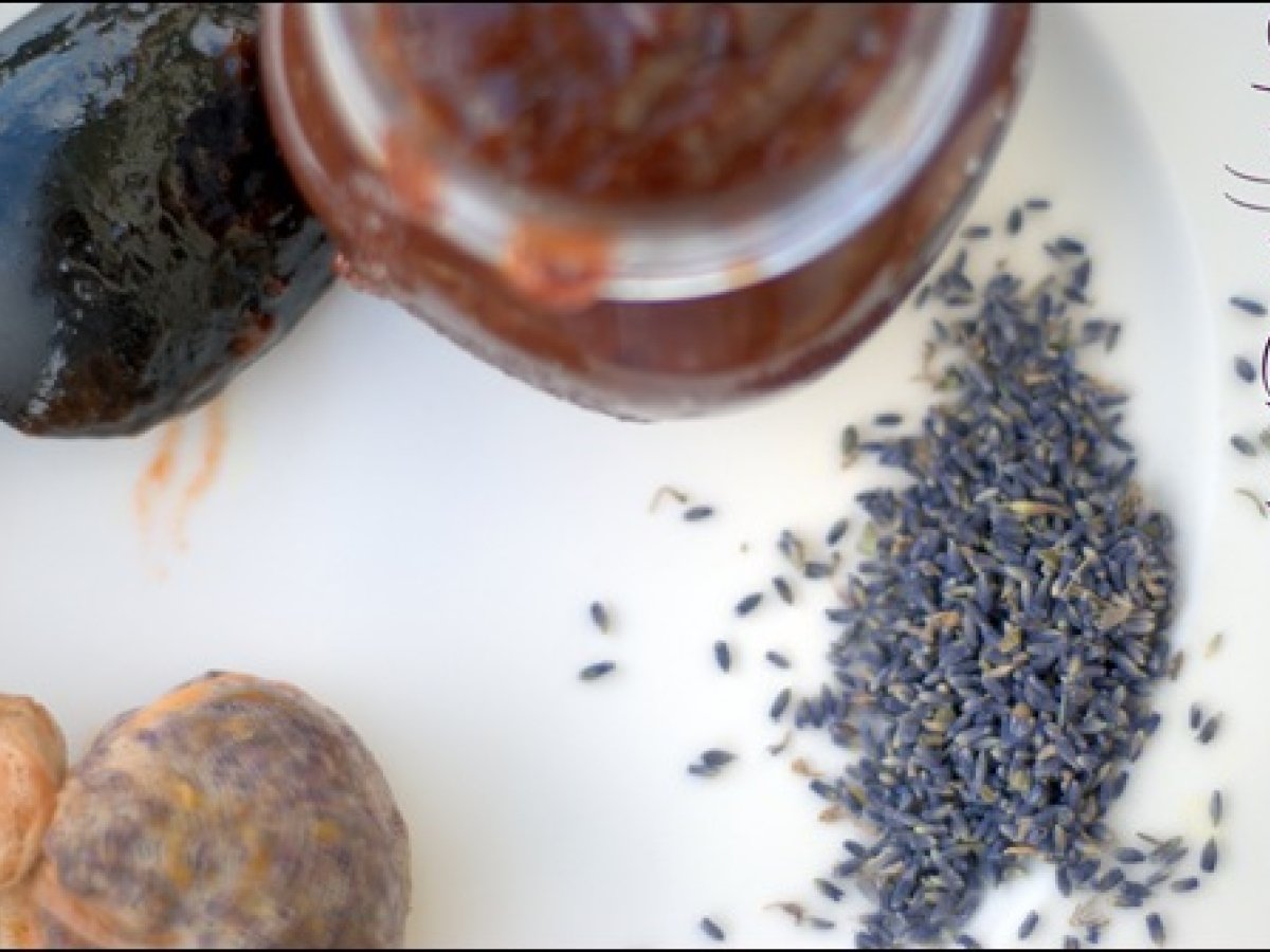 Marmellata di pesche, prugne, uva al profumo di vaniglia e lavanda