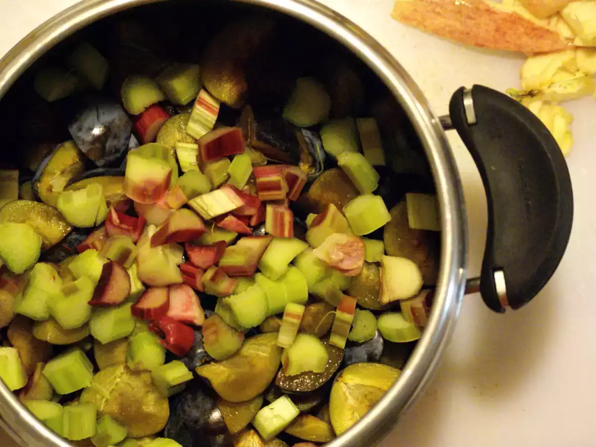 Marmellata di prugne e rabarbaro