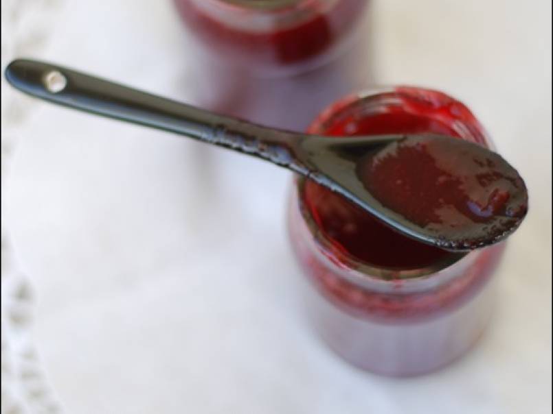 Marmellata di Prugne, uva fragola, alloro e zenzero.