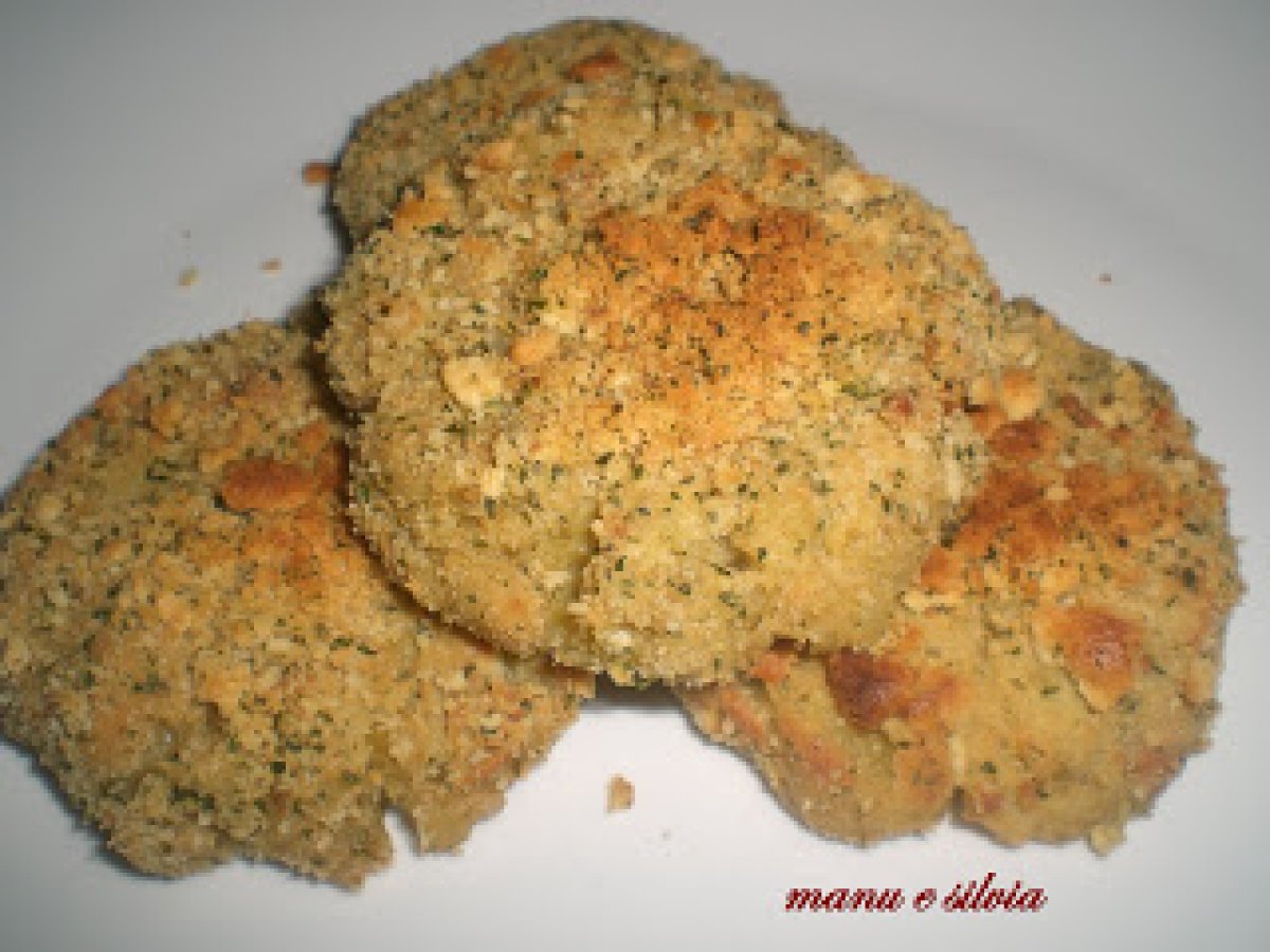 Medaglioni di caprino e fave in crosta di crackers