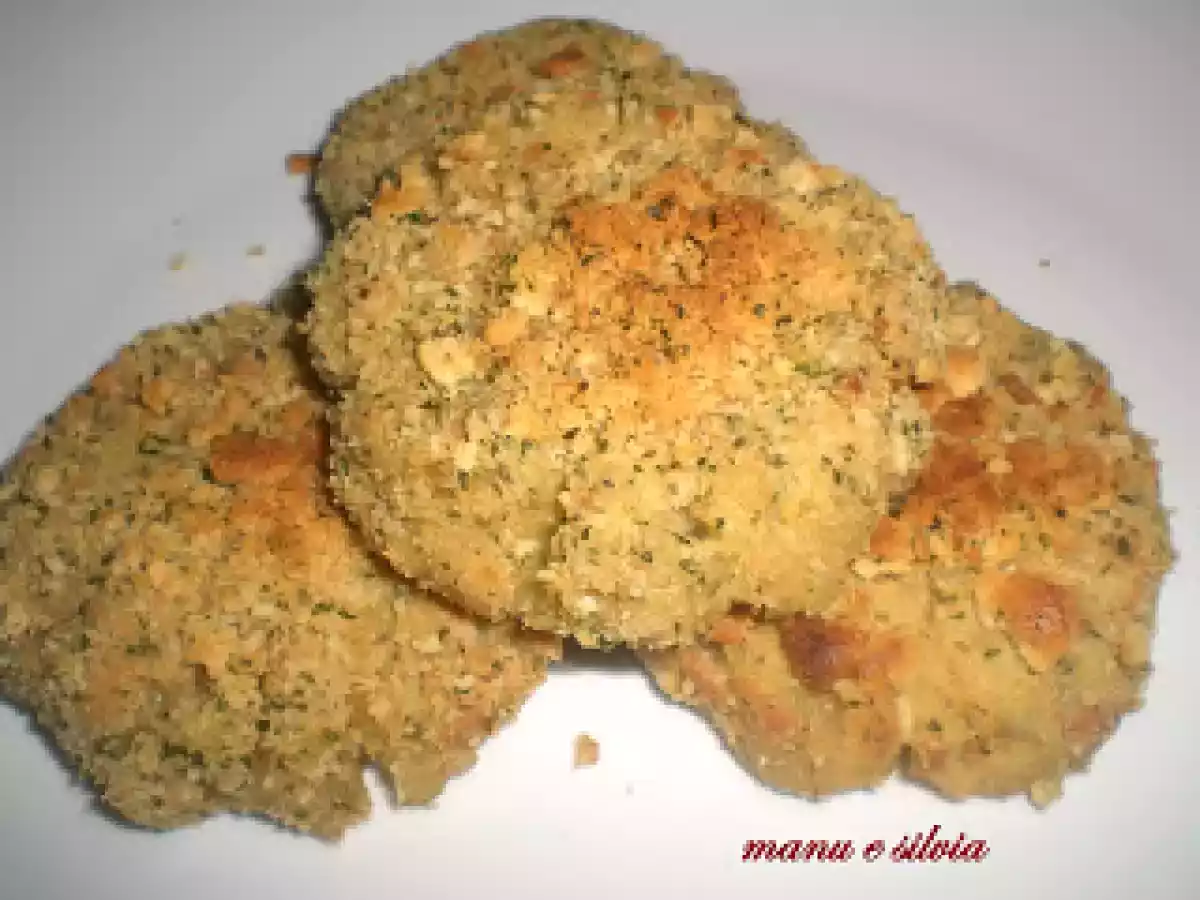Medaglioni di caprino e fave in crosta di crackers
