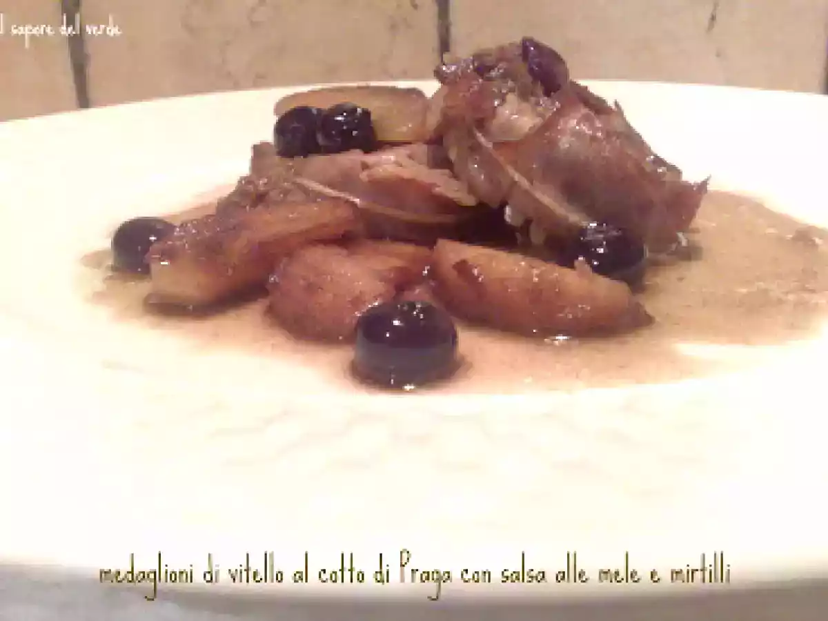 MEDAGLIONI DI VITELLO AL COTTO DI PRAGA CON SALSA DI MELE E MIRTILLI