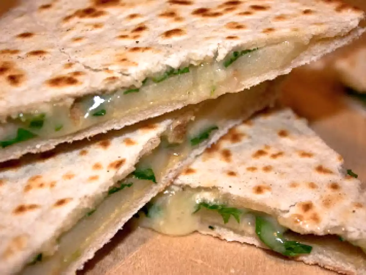 Mela e brie... in una piadina... per cena senza prendersi troppo sul serio...