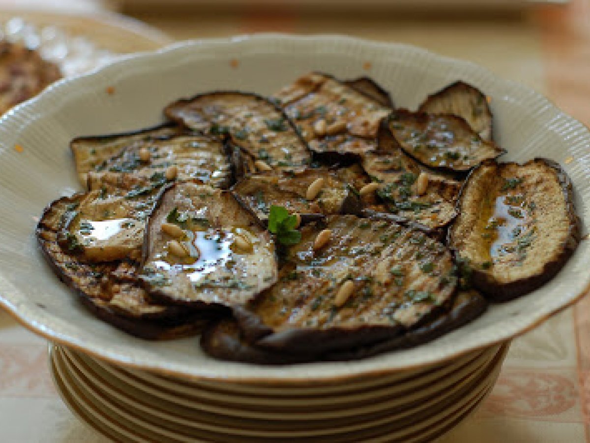 Melanzane marinate alla menta, prezzemolo e pinoli tostati