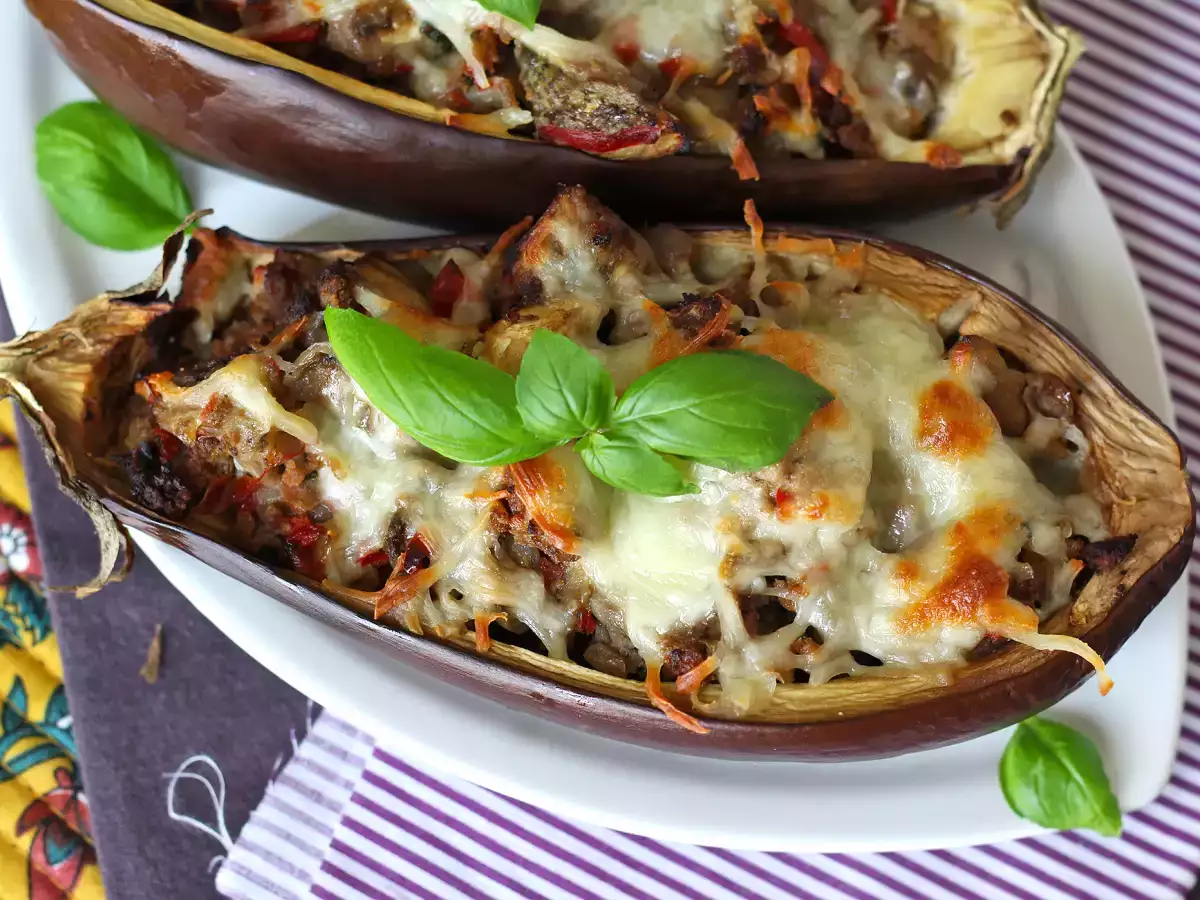 Melanzane ripiene con mozzarella gratinata: la ricetta facile e saporita da provare subito