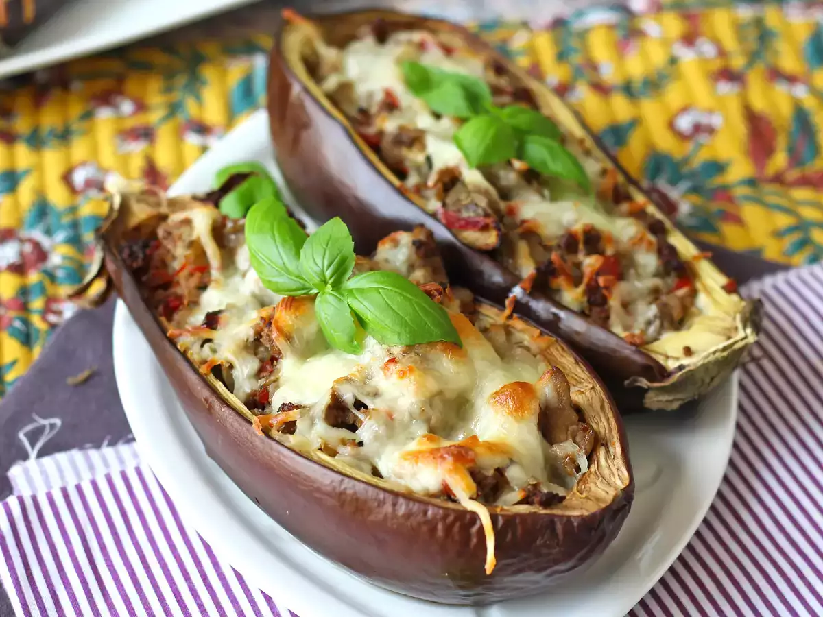 Melanzane ripiene con mozzarella gratinata: la ricetta facile e saporita da provare subito - foto 5