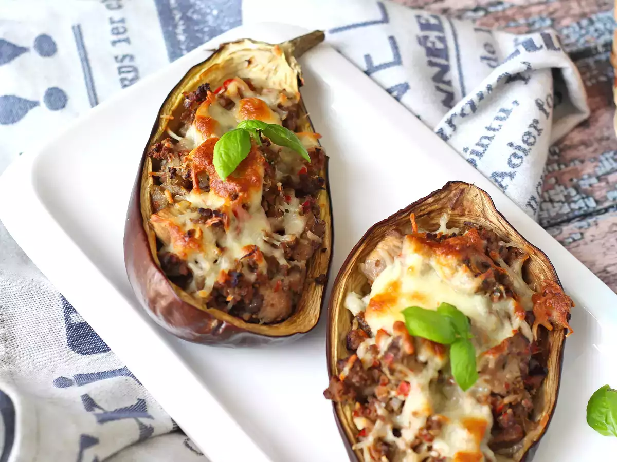 Melanzane ripiene con mozzarella gratinata: la ricetta facile e saporita da provare subito - foto 6