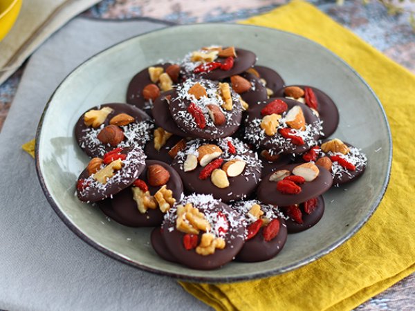 Mendiant al cioccolato fondente - Ricetta senza glutine Mendiant al cioccolato fondente - Ricetta senza glutine