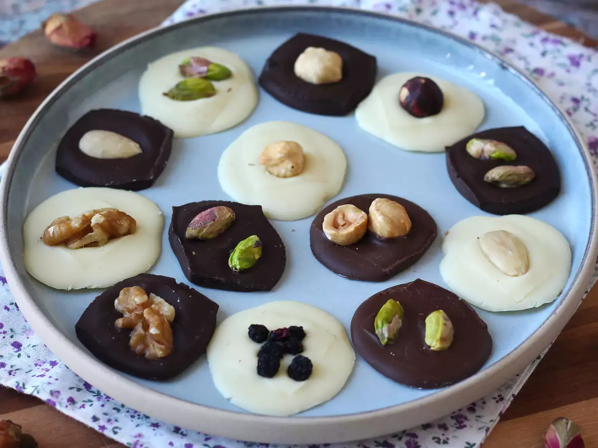 Mendiants al cioccolato con frutta secca: cioccolatini croccanti fatti in casa