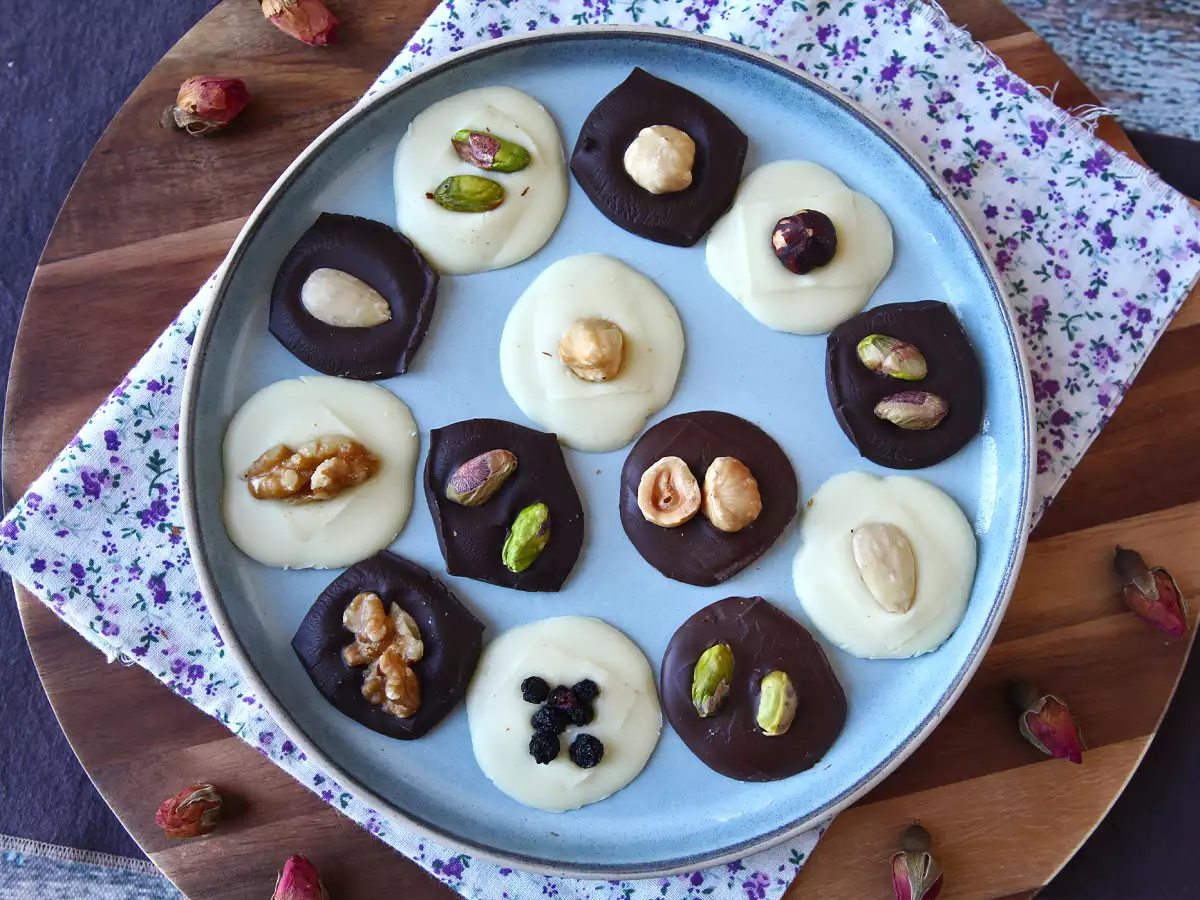 Mendiants al cioccolato con frutta secca: cioccolatini croccanti fatti in casa - foto 2