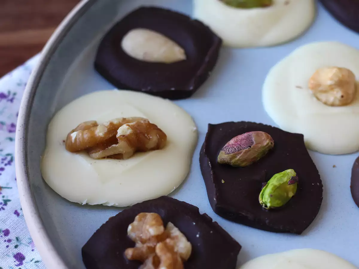 Mendiants al cioccolato con frutta secca: cioccolatini croccanti fatti in casa - foto 3