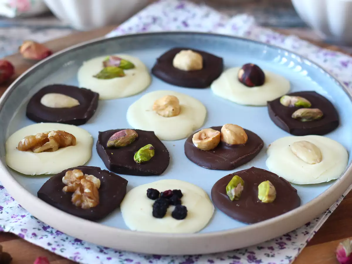 Mendiants al cioccolato con frutta secca: cioccolatini croccanti fatti in casa - foto 4