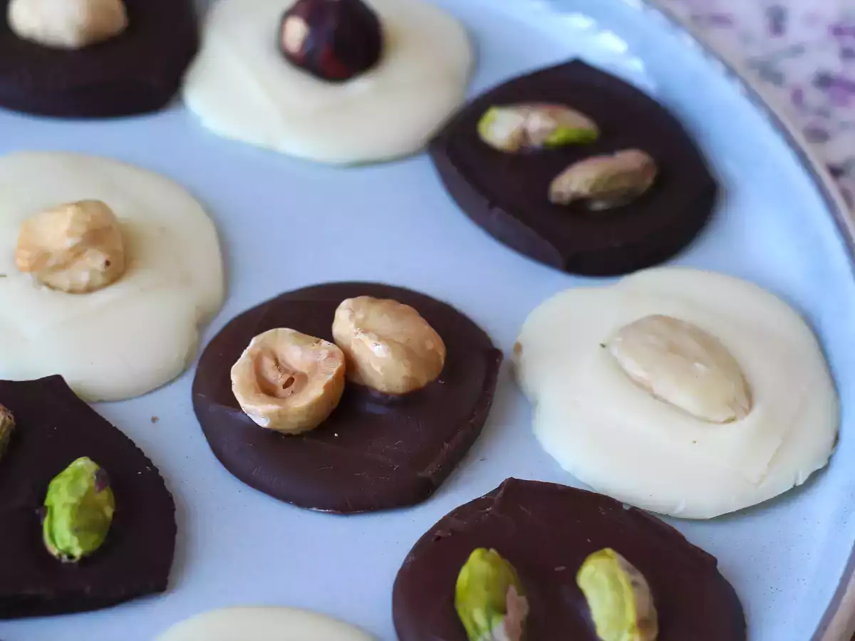 Mendiants al cioccolato con frutta secca: cioccolatini croccanti fatti in casa - foto 5