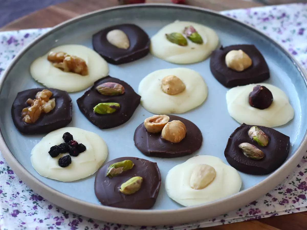Mendiants al cioccolato con frutta secca: cioccolatini croccanti fatti in casa - foto 6