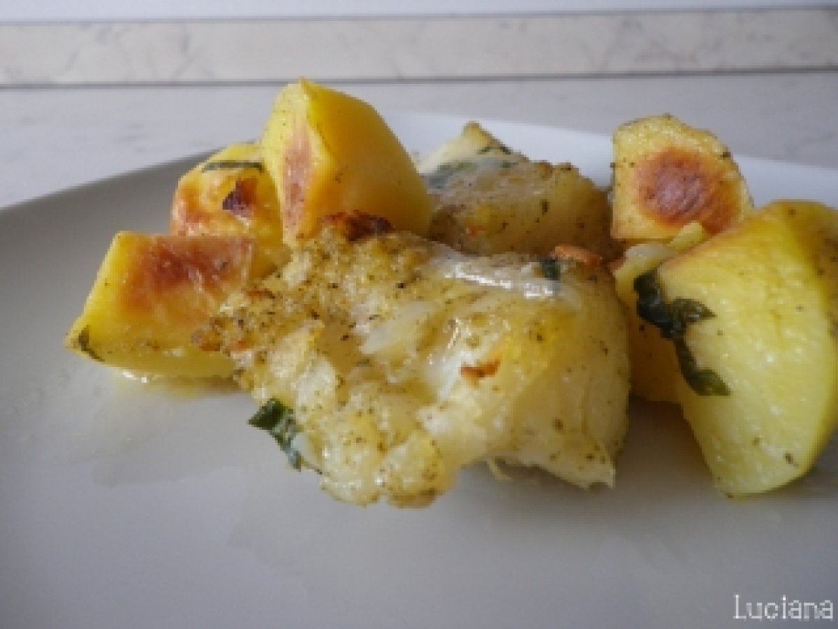 MERLUZZO AL FORNO CON LE PATATE - foto 2