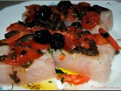 Merluzzo con pesto, pomodoro e olive