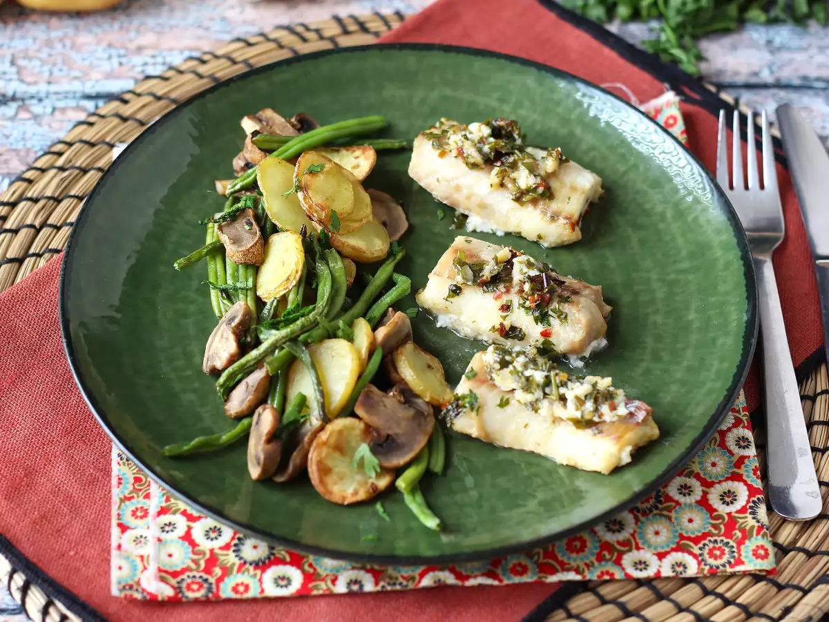Merluzzo in friggitrice ad aria con salsa al vino bianco, patate e verdure - foto 3