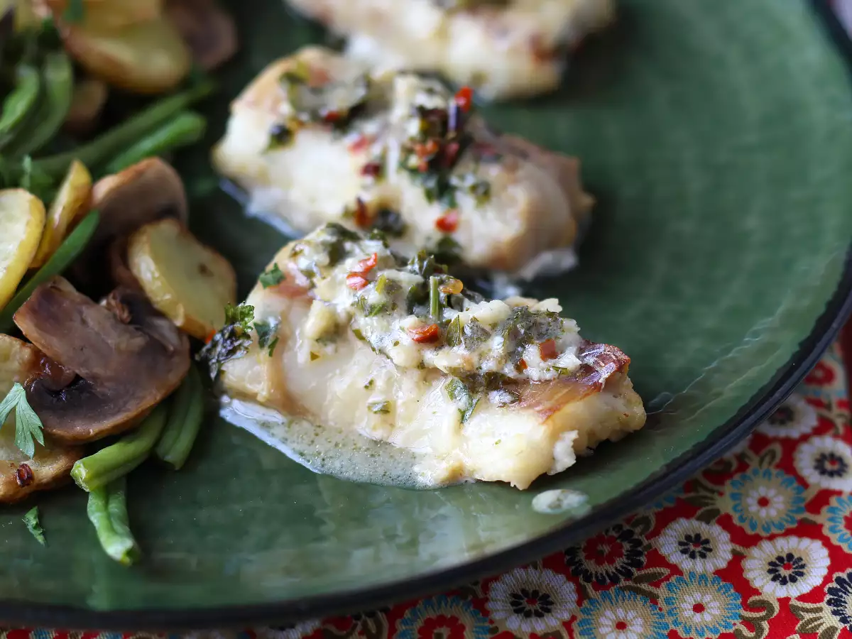 Merluzzo in friggitrice ad aria con salsa al vino bianco, patate e verdure