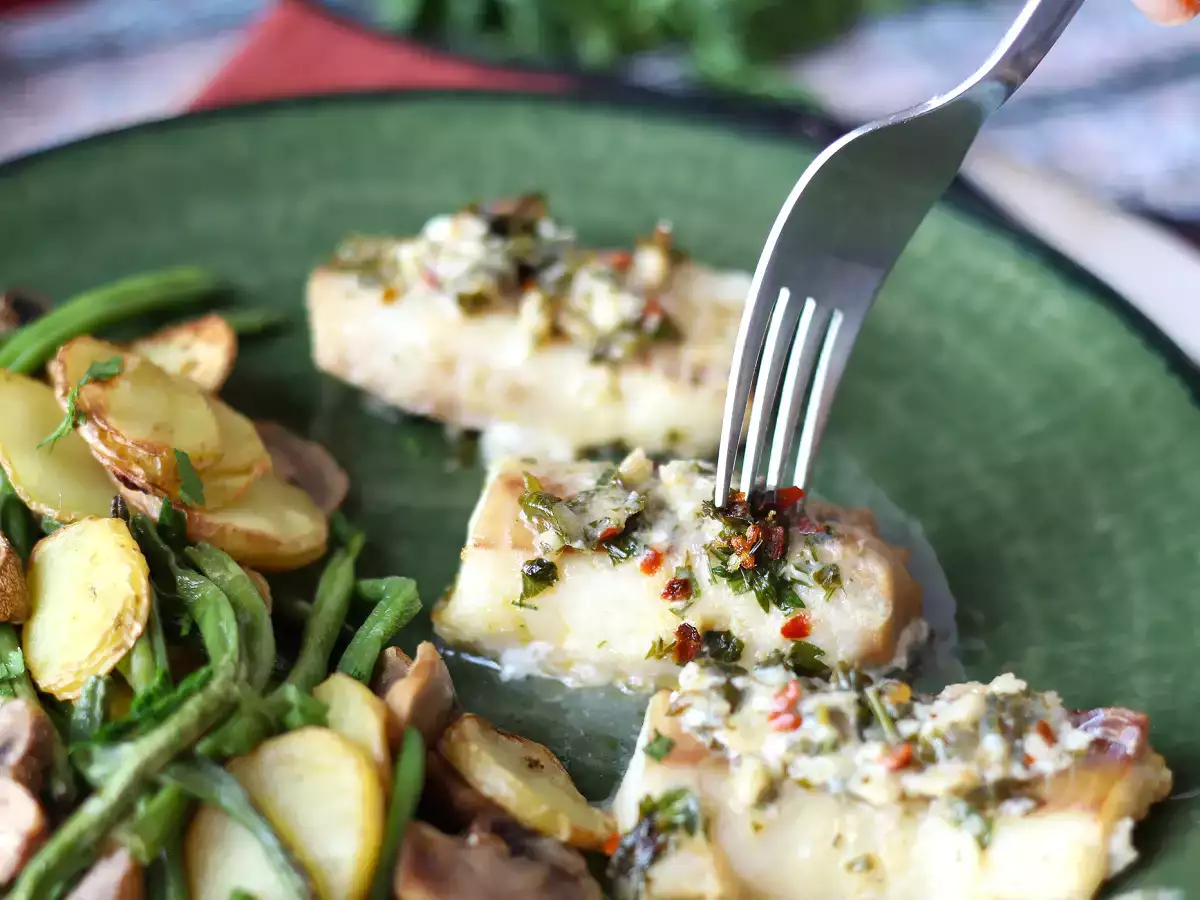 Merluzzo in friggitrice ad aria con salsa al vino bianco, patate e verdure - foto 6