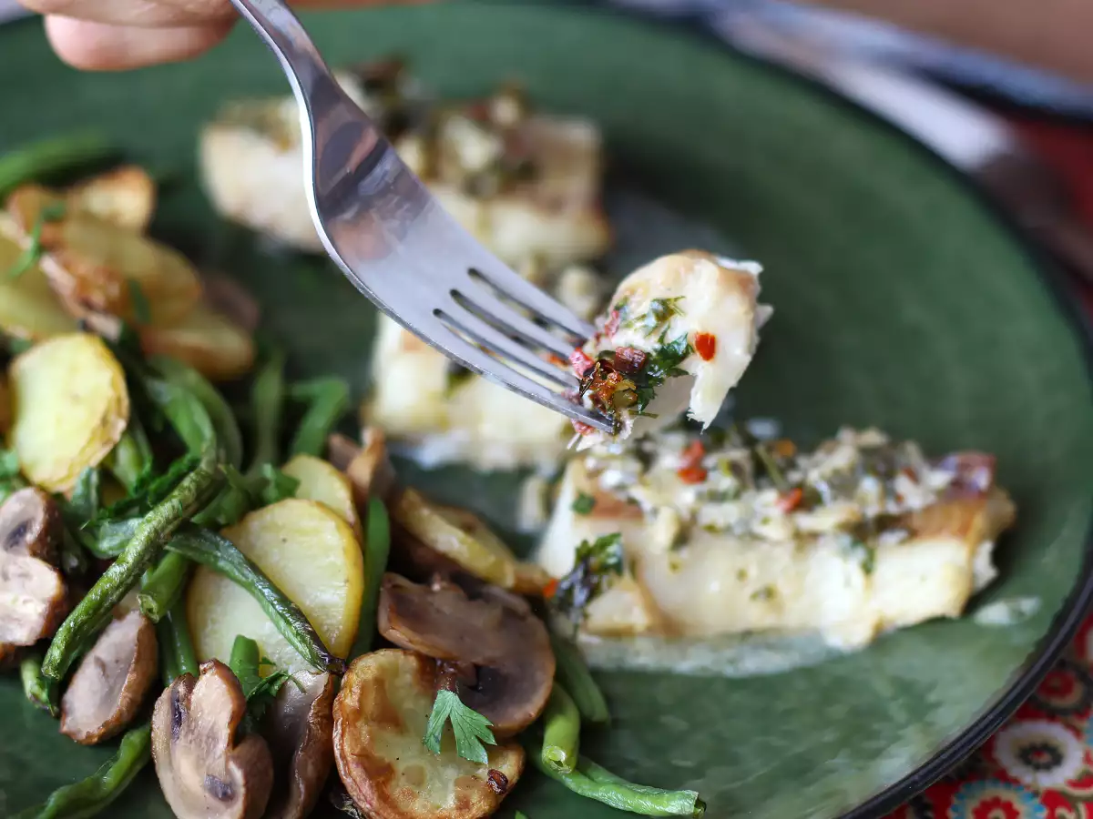 Merluzzo in friggitrice ad aria con salsa al vino bianco, patate e verdure - foto 7