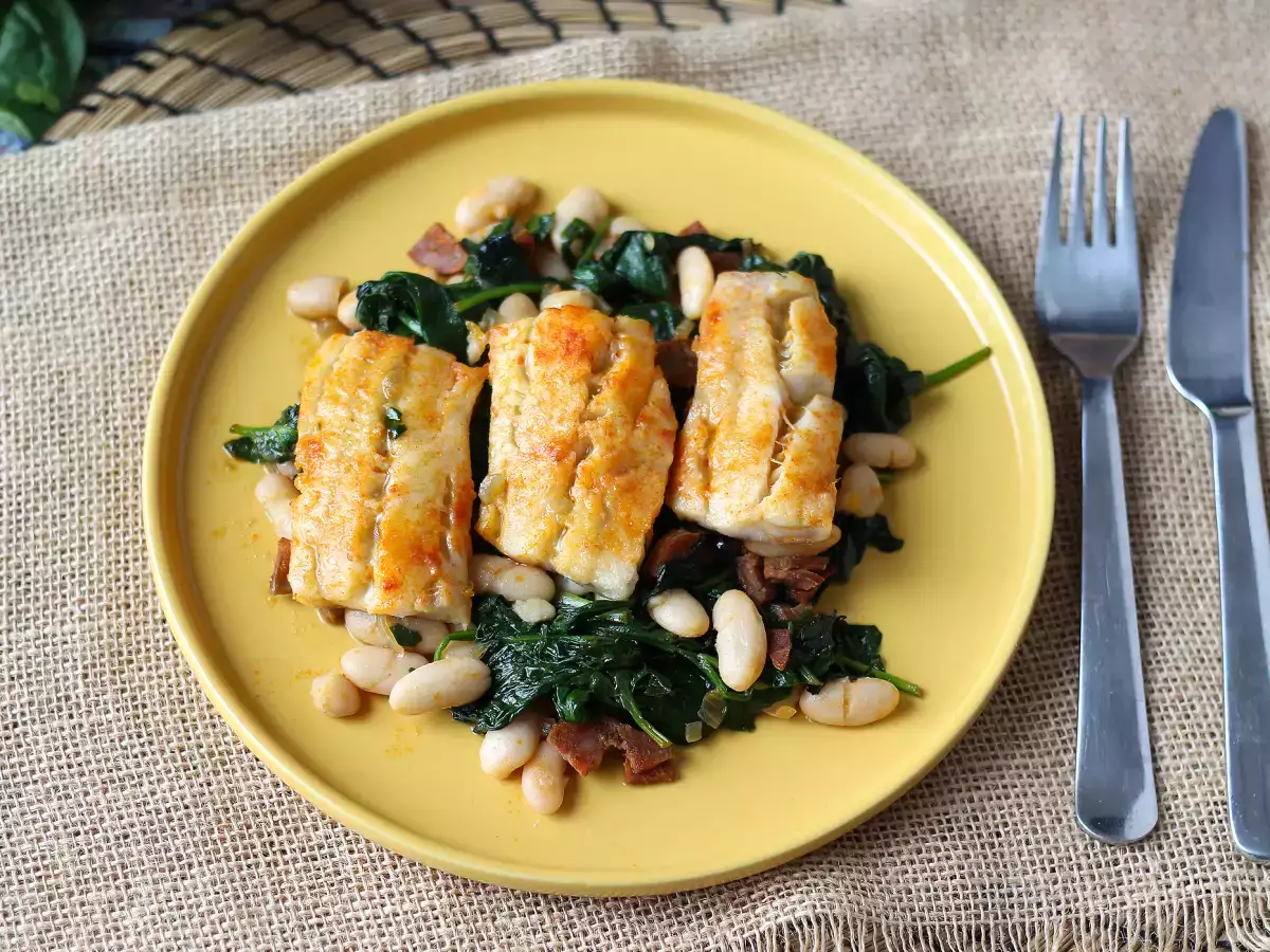Merluzzo in friggitrice ad aria con spinaci, fagioli e chorizo