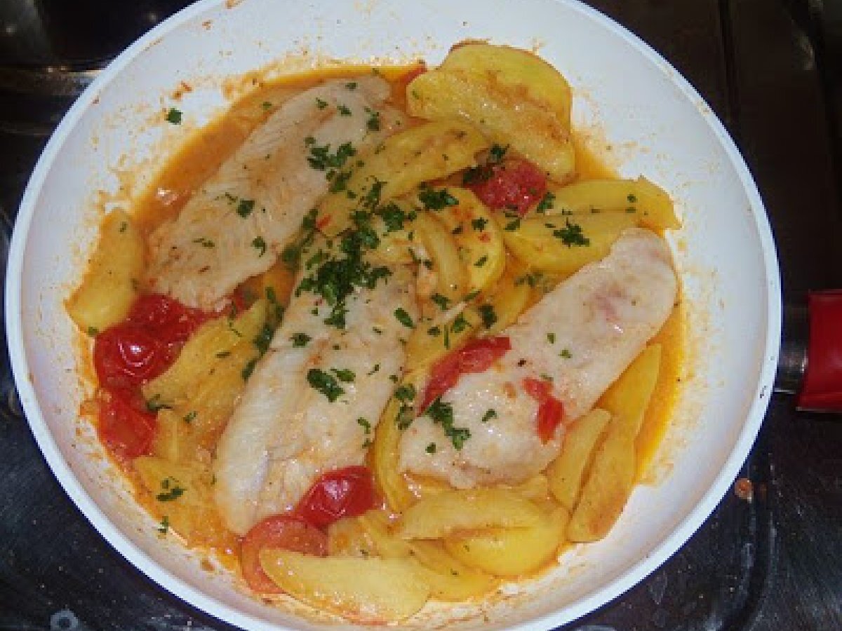 Merluzzo in padella con patate e pomodoro