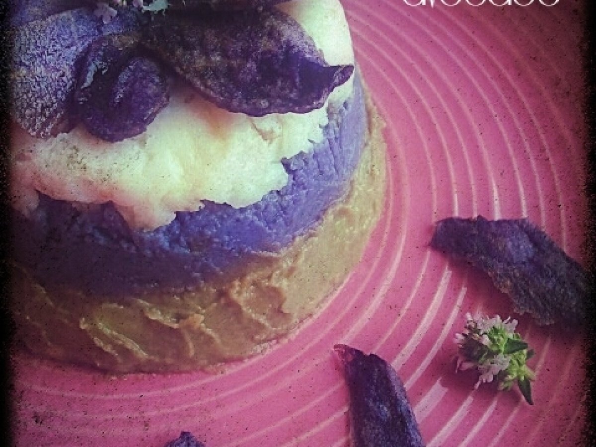 MERLUZZO IN TORTINO DI PATATE VIOLA E AVOCADO CON CHIPS CROCCANTI