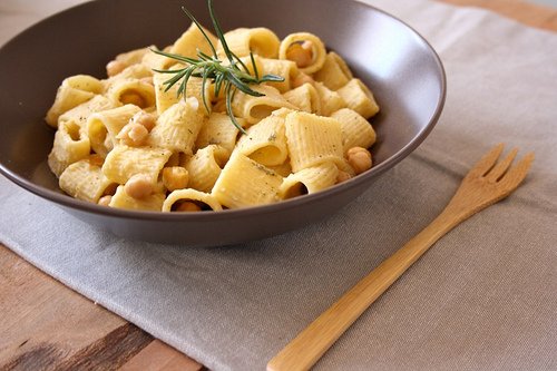 Ricetta mezze maniche crema di ceci e rosmarino