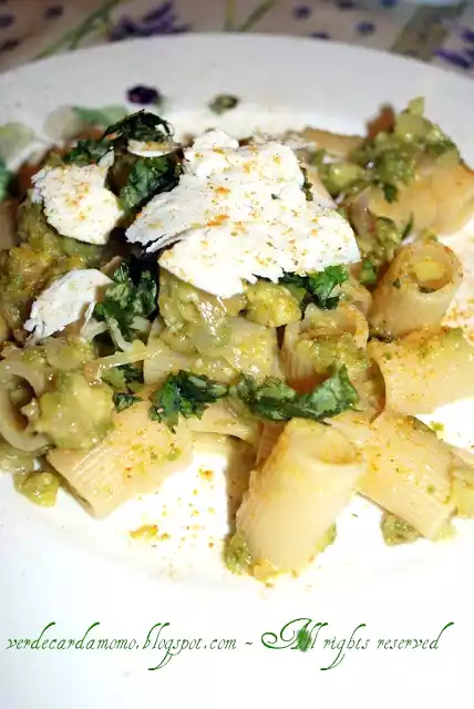 Ricetta mezze maniche con crema di zucchine e curry