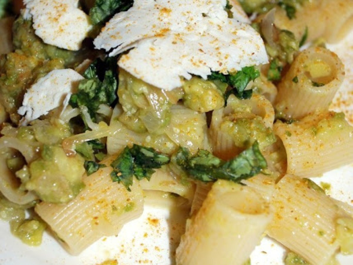 Mezze maniche con crema di zucchine al profumo di curry e ricotta salata sarda