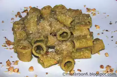 Ricetta mezze maniche con crema di zucchine e noci