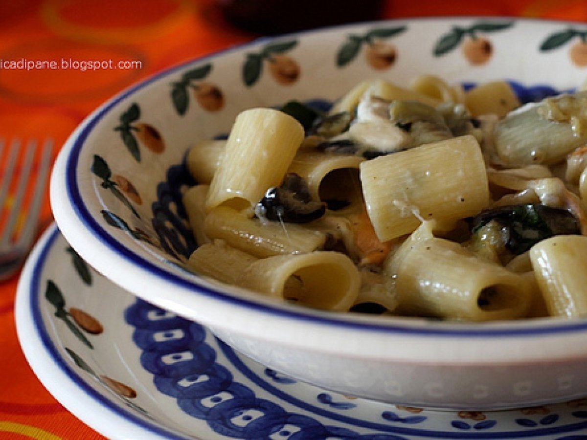 Mezze maniche con melanzane, provola e crema di pecorino. - foto 2